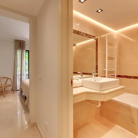 6bdr Stylish Apt, Nueva Andalucia Area, Pool, Golf Apartment