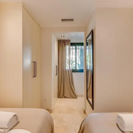 6bdr Stylish Apt, Nueva Andalucia Area, Pool, Golf Apartment Marbella